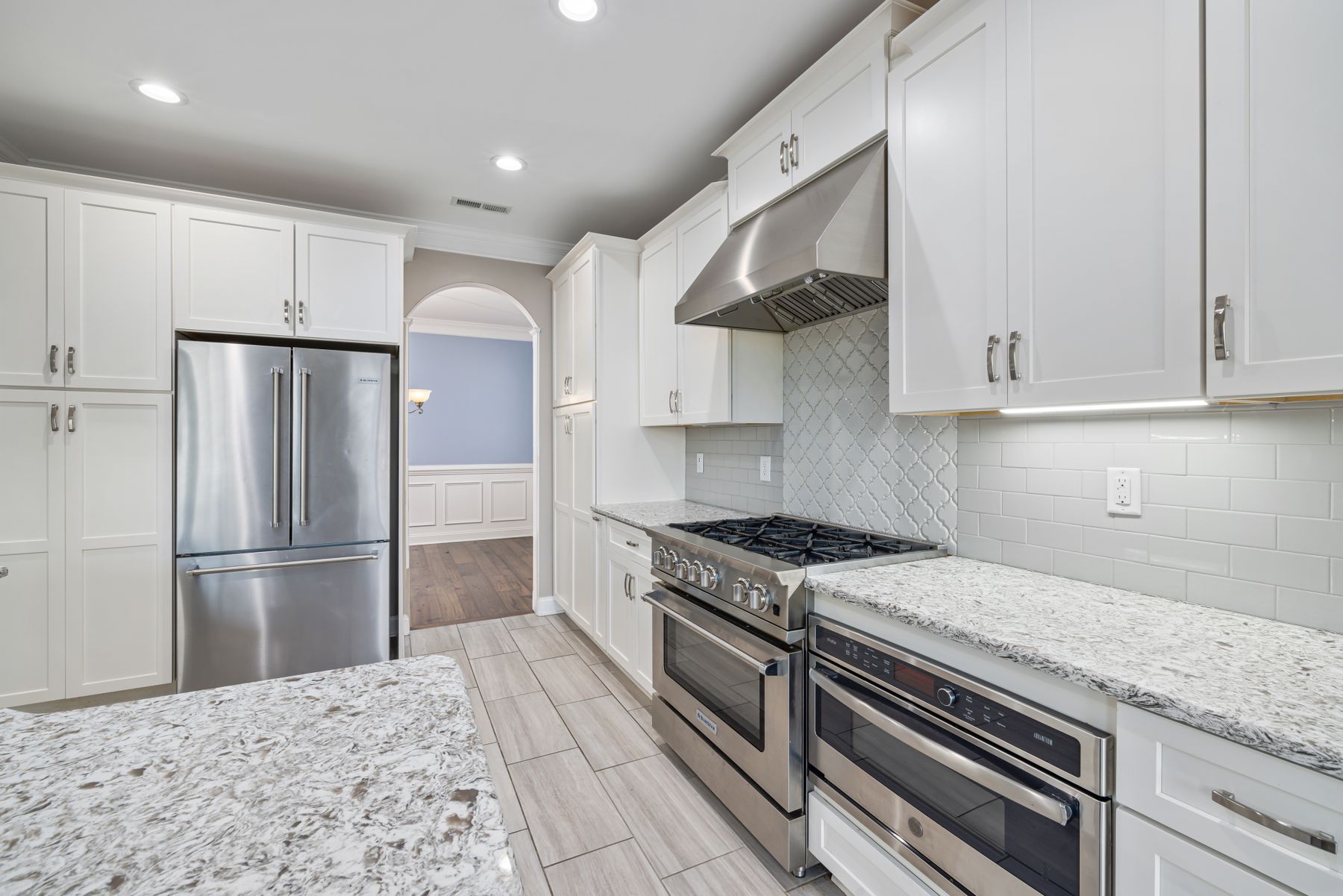 Modern light-filled kitchen with clear countertops